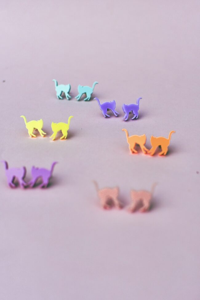 Carol Kissa Pienet Eläinaiheiset Vaaleankeltainen Nappikorvakorut titiMadam Jewelry Carol Kissa Pienet Eläinaiheiset Vaaleankeltainen Nappikorvakorut titiMadam Jewelry