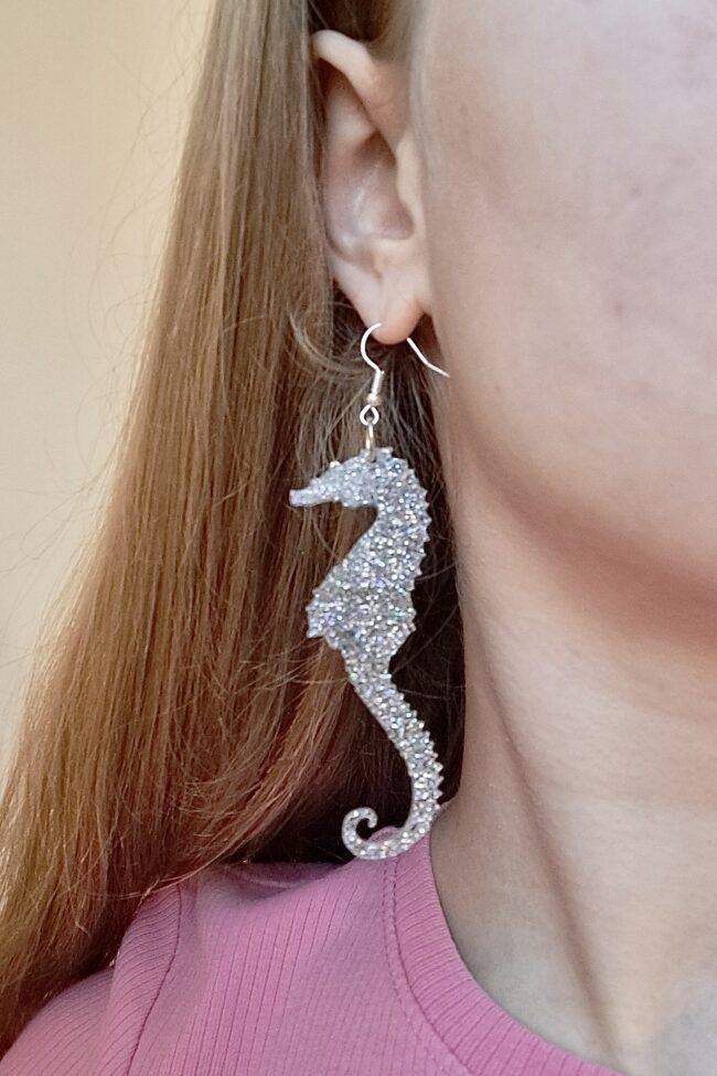 sara.merihevonen.hopea.glitter.korvassa sara.merihevonen.hopea.glitter.korvassa