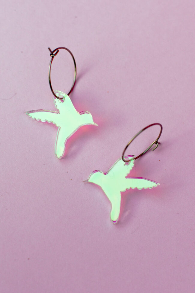 Vilma Kolibri Pienet Roikkuvat Eläin Korvakorut Hologram Iridescent Renkaalla titiMadam Jewelry Vilma Kolibri Pienet Roikkuvat Eläin Korvakorut Hologram Iridescent Renkaalla titiMadam Jewelry