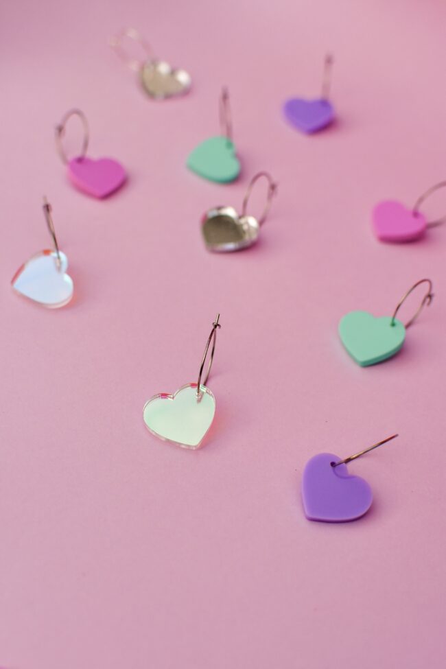sydän pienet pienet roikkuvat korvakorut - useita värejä Ihanat sydämen muotoiset söpöt roikkuvat korvakorut