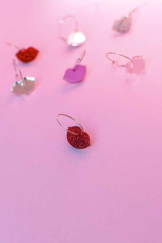 Huulet Pienet Roikkuvat Korvakorut - Useita Värejä Ihanat söpöt ja pienet roikkuvat huulen malliset korvakorut rengaskiinnityksellä