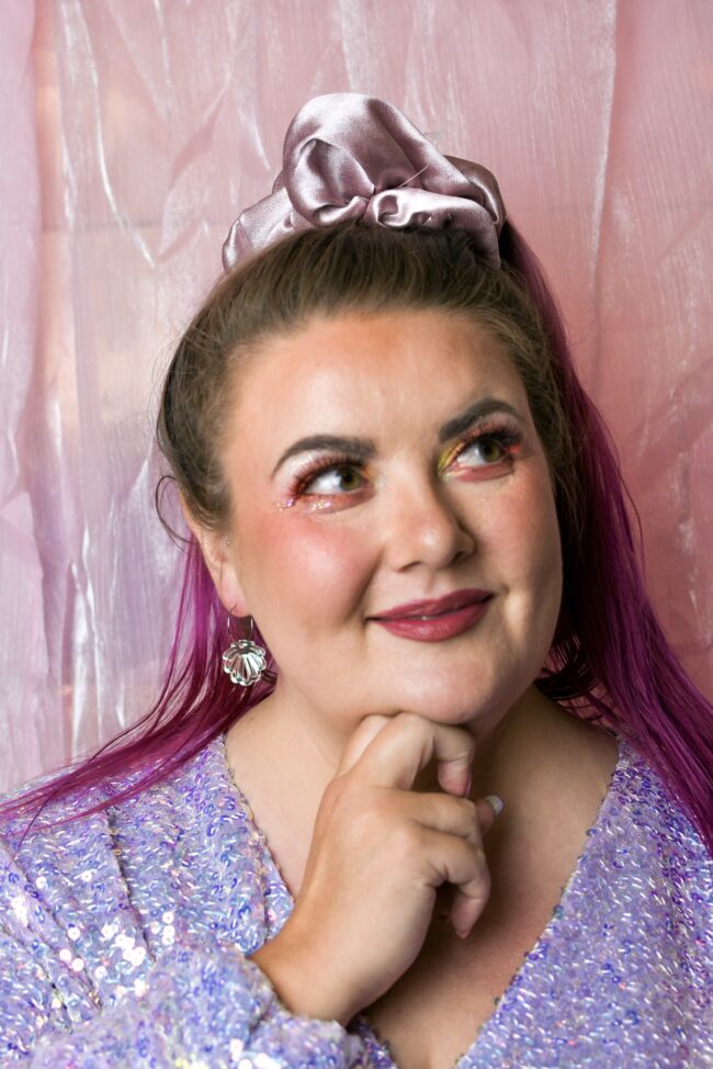 simpukka.pienet.korvakorut.renkaalla.iridescent.tuija Pienet Simpukka Korvakorut Renkaalla titiMadam Jewelry