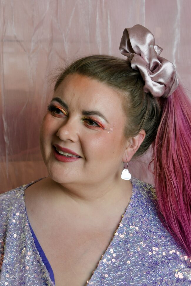 Pienet Sydän korvakorut renkaalla iridescent titiMadam Jewelry Pienet Sydän korvakorut renkaalla iridescent titiMadam Jewelry