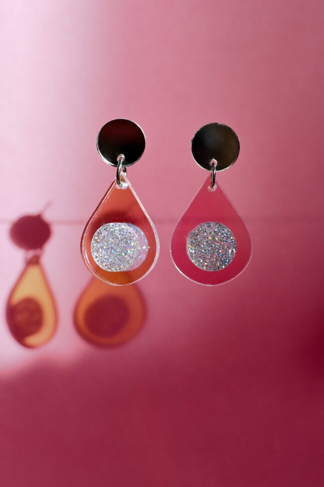 DOPPY Iridescent Pienet Roikkuvat Glitter Korvakorut titiMadam Jewelry DOPPY Iridescent Pienet Roikkuvat Glitter Korvakorut titiMadam Jewelry