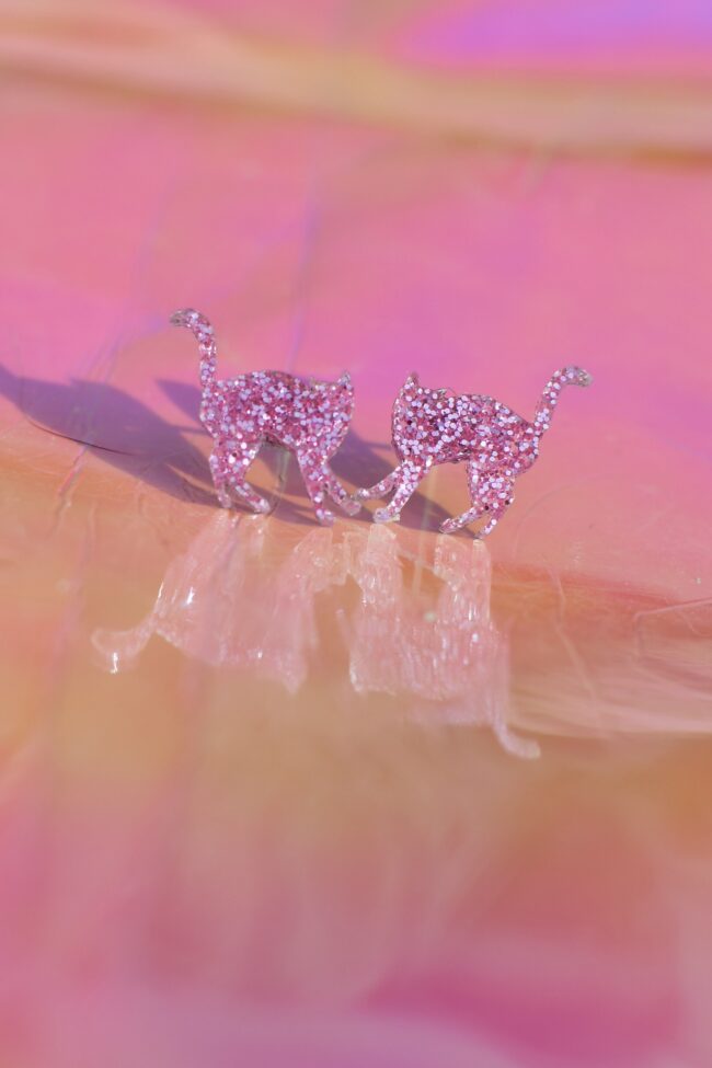 Glitter Carol Kissa Nappikorvakorut Vaaleanpunainen Glitter Carol Kissa Nappikorvakorut Vaaleanpunainen