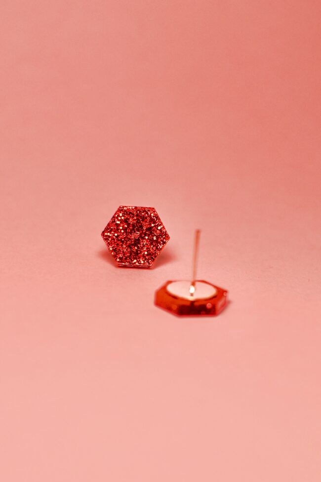 Pienet Glitter Kuutio Nappikorvakorut Punainen titiMadam Jewelry Pienet Glitter Kuutio Nappikorvakorut Punainen titiMadam Jewelry