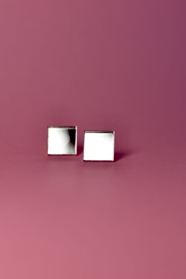 Pienet Neliö Ruutu Nappikorvakorut hopea titiMadam Pienet Neliö Ruutu Nappikorvakorut hopea titiMadam