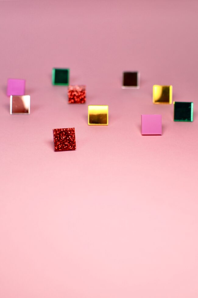 Pienet Ruutu Nappikorvakorut Useita Värejä titiMadam Jewelry Pienet Ruutu Nappikorvakorut titiMadam Jewelry