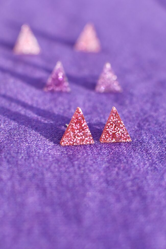 Pienet Glitter Kolmio Nappikorvakorut titiMadam Pienet Glitter Kolmio Nappikorvakorut Useita Värejä titiMadam