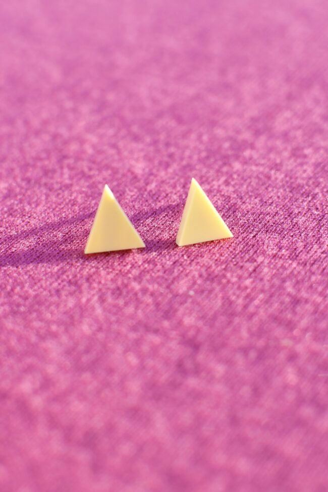 Pienet Kolmio Nappikorvakorut Vaaleankeltainen Pienet Kolmio Nappikorvakorut Vaaleankeltainen titiMadam