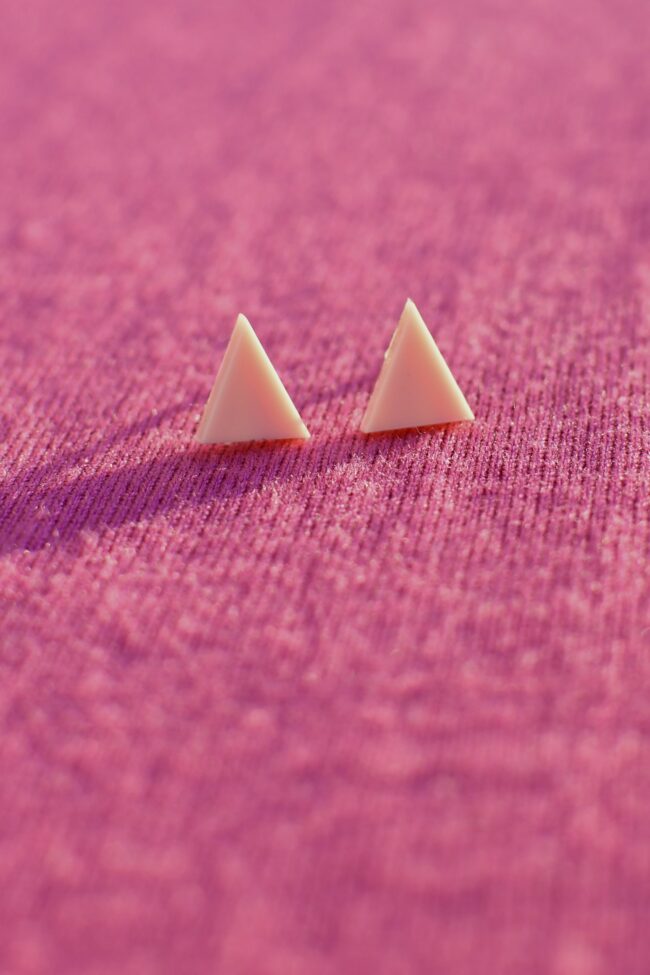 Pienet Kolmio Nappikorvakorut Vaaleanpunainen Pienet Kolmio Nappikorvakorut Vaaleanpunainen