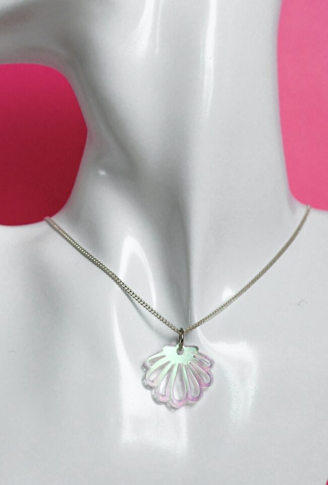 Pieni Simpukka kaulakoru iridescent titiMadam Jewelry Pieni Simpukka kaulakoru iridescent titiMadam Jewelry