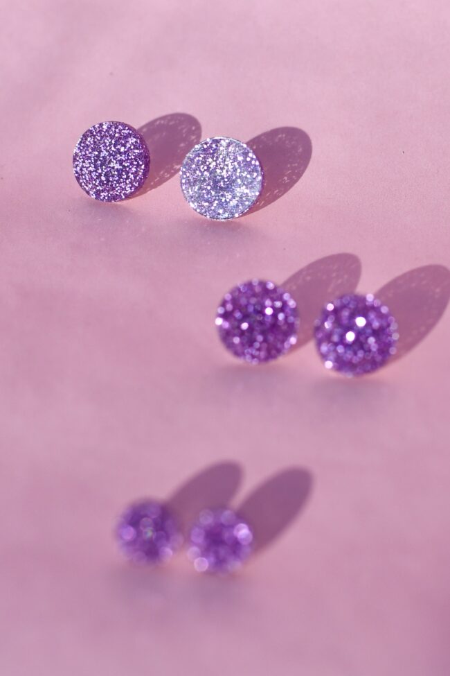 Pyöreät Isot Glitter Nappirkorvakorut Liila titiMadam Pyöreät Isot Glitter Nappikorvakorut Liila titiMadam