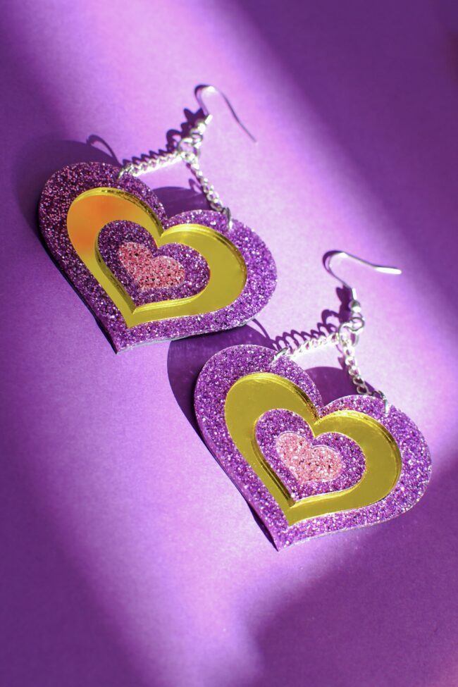 Isot moniväriset glitter Supersydän korvakorut liila titiMadam Isot moniväriset glitter Supersydän korvakorut liila titiMadam