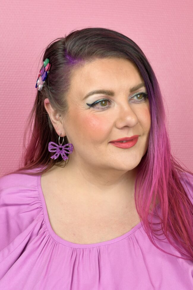 Kimaltavat glitter rusetti korvakorut renkaalla liila titiMadam Jewelry Kimaltavat glitter rusetti korvakorut renkaalla liila titiMadam Jewelry