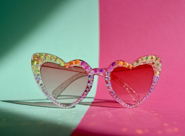 Sydämen malliset vaaleanpunaiset aurinkolasit keltaisilla ja pinkeillä timanttikoristeilla titiMadam Sydämen malliset vaaleanpunaiset aurinkolasit keltaisilla ja pinkeillä timanttikoristeilla titiMadam