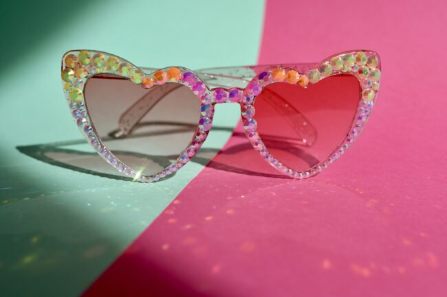 Sydämen malliset vaaleanpunaiset aurinkolasit keltaisilla ja pinkeillä timanttikoristeilla titiMadam Sydämen malliset vaaleanpunaiset aurinkolasit keltaisilla ja pinkeillä timanttikoristeilla titiMadam