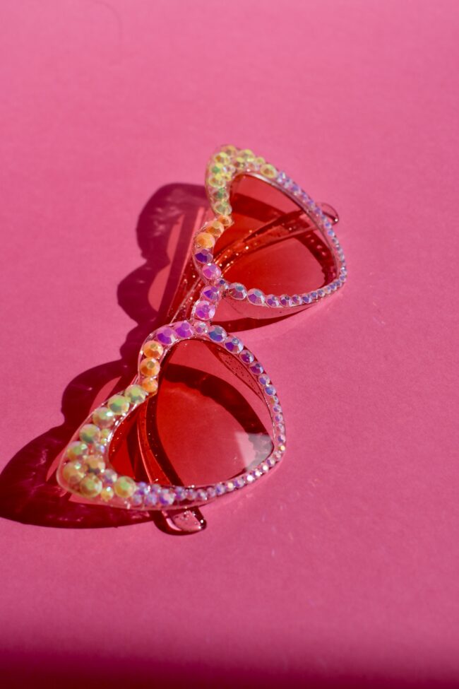 Sydämen malliset vaaleanpunaiset aurinkolasit helmi ja timanttikoristeilla titiMadam