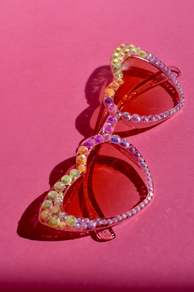 Sydämen malliset vaaleanpunaiset aurinkolasit keltaisilla ja pinkeillä timanttikoristeilla titiMadam Sydämen malliset vaaleanpunaiset aurinkolasit keltaisilla ja pinkeillä timanttikoristeilla titiMadam