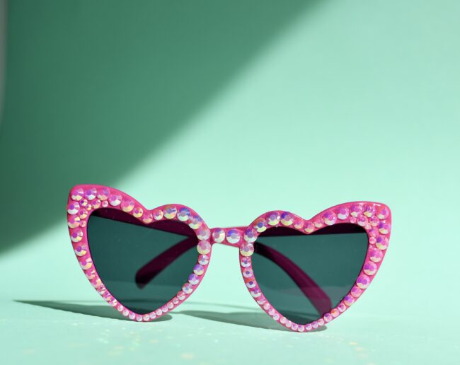 Pinkit Sydämen muotoiset aurinkolasit timanteilla tiitMadam Pinkit Sydämen muotoiset aurinkolasit timanteilla tiitMadam