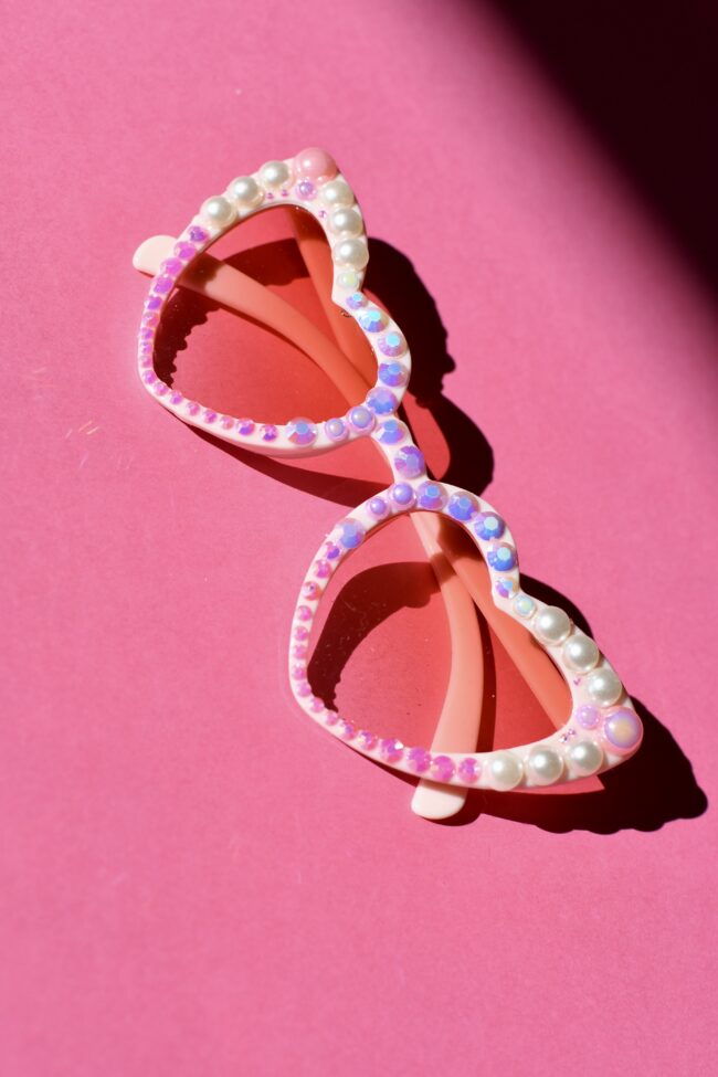 Sydämen malliset vaaleanpunaiset aurinkolasit helmi ja timanttikoristeilla titiMadam Sydämen malliset vaaleanpunaiset aurinkolasit helmi ja timanttikoristeilla titiMadam