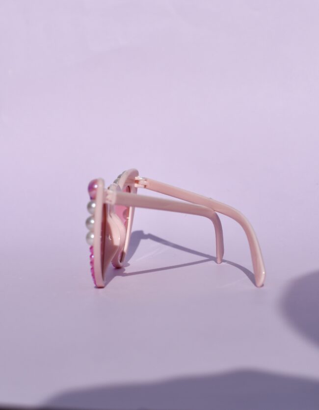 Sydämen malliset vaaleanpunaiset aurinkolasit helmi ja timanttikoristeilla titiMadam Sydämen malliset vaaleanpunaiset aurinkolasit helmi ja timanttikoristeilla titiMadam