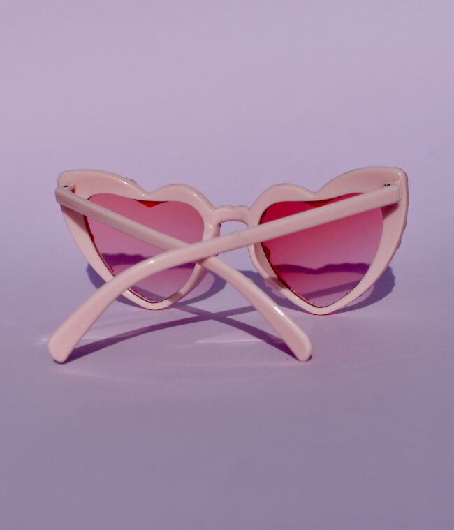 Sydämen malliset vaaleanpunaiset aurinkolasit helmi ja timanttikoristeilla titiMadam 2 Sydämen malliset vaaleanpunaiset aurinkolasit helmi ja timanttikoristeilla titiMadam