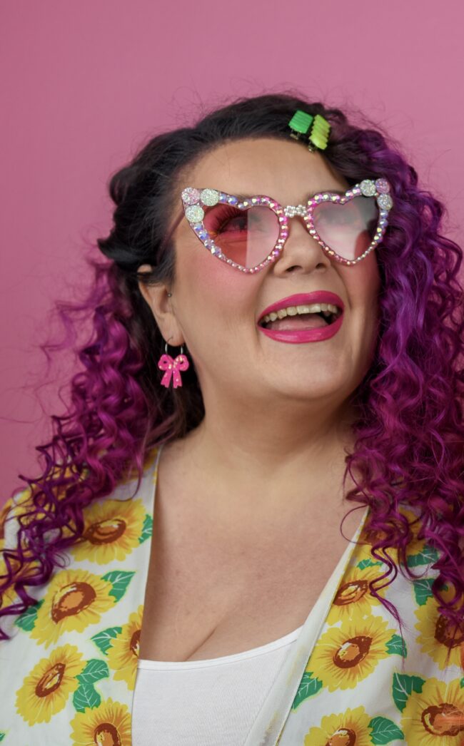 Vaaleanpunaiset sydän aurinkolasit kotimaisesta titiMadam Jewelry verkkokaupasta! Aurinkolasit kesään kotimaisesta titiMadam Jewelry verkkokaupasta!