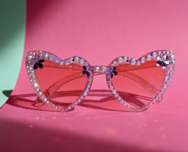 Sydämen malliset vaaleanpunaiset aurinkolasit helmi ja timanttikoristeilla titiMadam Sydämen malliset vaaleanpunaiset aurinkolasit helmi ja timanttikoristeilla titiMadam