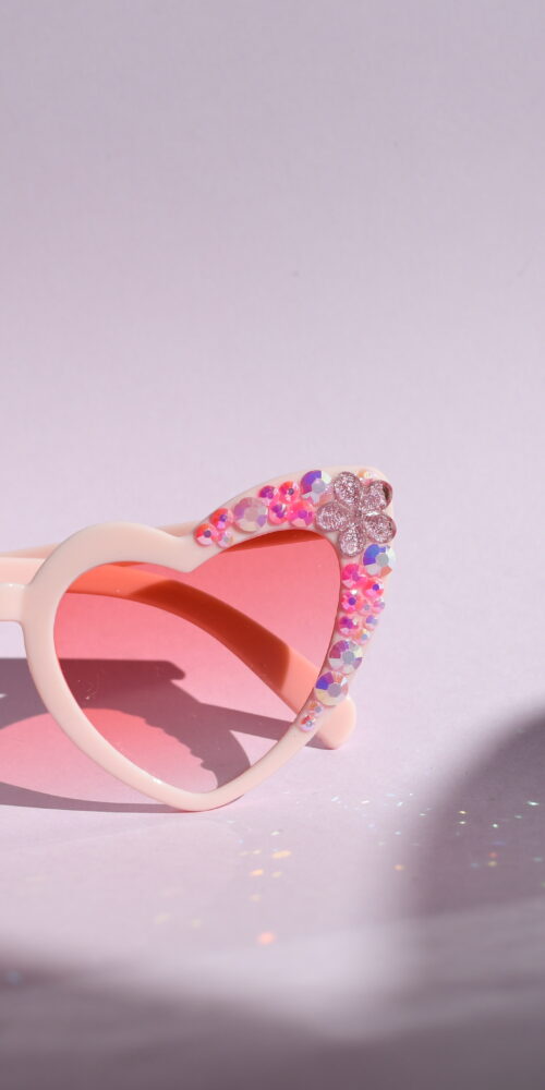 Sydämen malliset vaaleanpunaiset aurinkolasit timanttikoristeilla titiMadam