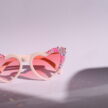 Sydämen malliset vaaleanpunaiset aurinkolasit timanttikoristeilla titiMadam