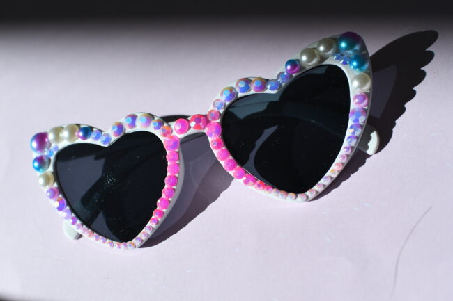 Sydämen malliset aurinkolasit helmikoristeilla titiMadam Jewelry Sydämen malliset aurinkolasit helmikoristeilla titiMadam Jewelry