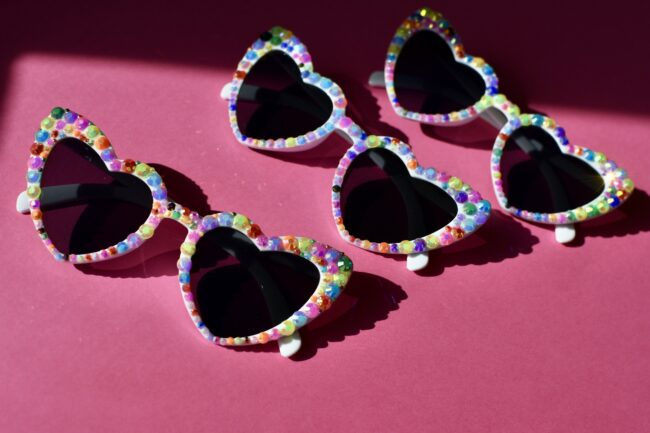 Sydämen malliset moniväriset timantti aurinkolasit titiMadam 4 Sydämen malliset moniväriset timantti aurinkolasit titiMadam 4