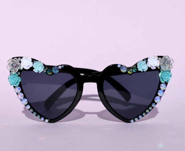 Sydämen malliset mustat aurinkolasit kukkakoristeet titiMadam Sydämen malliset mustat aurinkolasit kukkakoristeet titiMadam