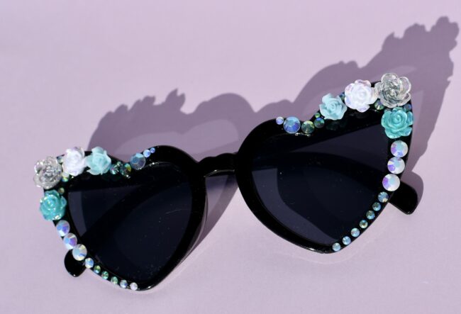 Sydämen malliset mustat aurinkolasit kukkakoristeilla ja timanttikoristeilla titiMadam Sydämen malliset mustat aurinkolasit kukkakoristeilla ja timanttikoristeilla titiMadam