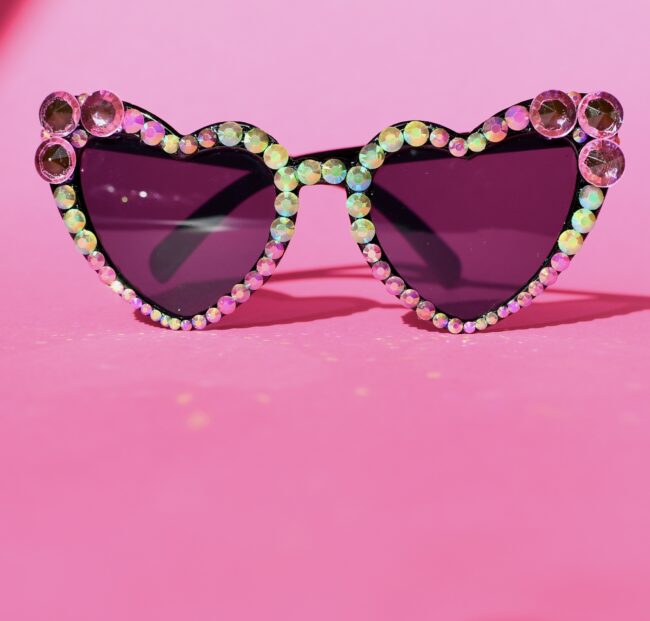 Sydämen malliset mustat aurinkolasit timanttikoristeilla titiMadam Sydämen malliset mustat aurinkolasit timanttikoristeilla titiMadam