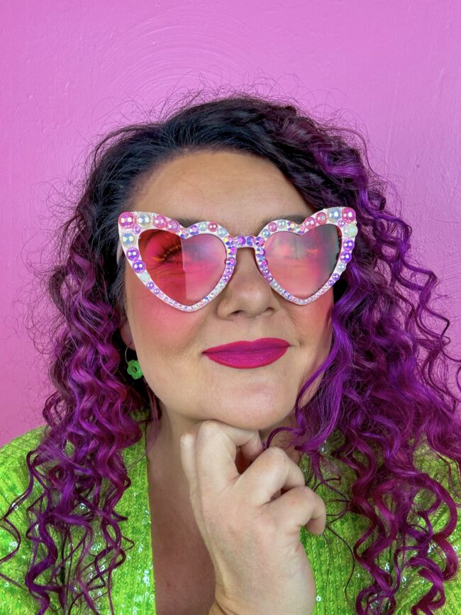 Sydämen malliset vaaleanpunaiset aurinkolasit helmi ja timanttikoristeilla titiMadam 2 Sydämen malliset vaaleanpunaiset aurinkolasit helmi ja timanttikoristeilla titiMadam 2