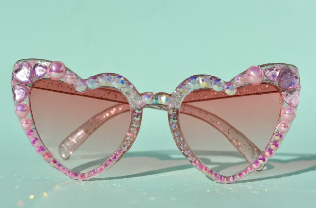 Sydämen malliset vaaleanpunaiset glitter aurinkolasit sydän ja timanttikoristeilla titiMadam 5 Sydämen malliset vaaleanpunaiset glitter aurinkolasit sydän ja timanttikoristeilla titiMadam