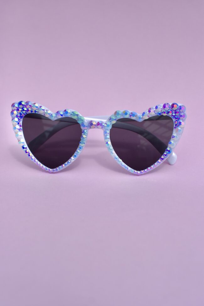 Sydämen malliset valkoiset aurinkolasit liilat timanttikoristeet titiMadam Sydämen malliset valkoiset aurinkolasit liilat timanttikoristeet titiMadam