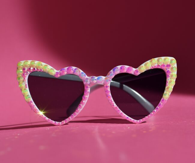 Sydämen muotoiset aurinkolasit neonpinkit ja neonkeltaiset timanttikoristeet titiMadam Sydämen muotoiset aurinkolasit neonpinkit ja neonkeltaiset timanttikoristeet titiMadam