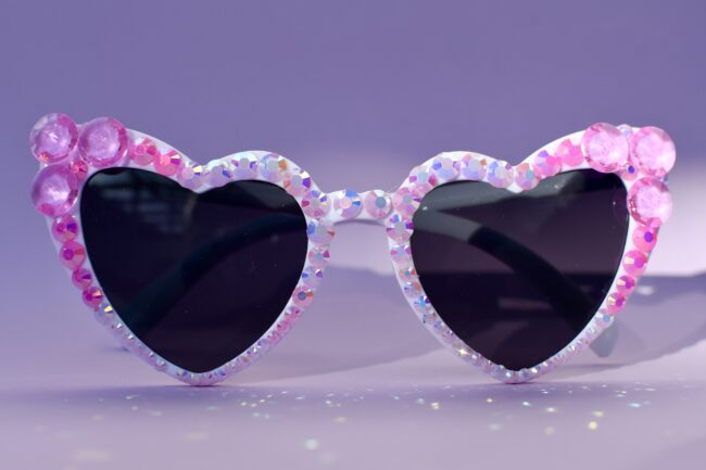 Sydämen muotoiset aurinkolasit kukka ja timanttikoristeilla titiMadam Sydämen muotoiset aurinkolasit kukka ja timanttikoristeilla titiMadam