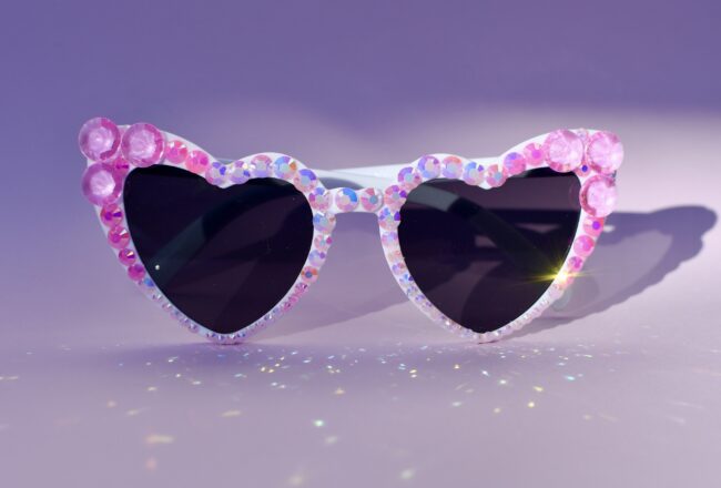 Sydämen muotoiset aurinkolasit vaaleanpunaisilla timanttikoristeilla titiMadam Sydämen muotoiset aurinkolasit vaaleanpunaisilla timanttikoristeilla titiMadam