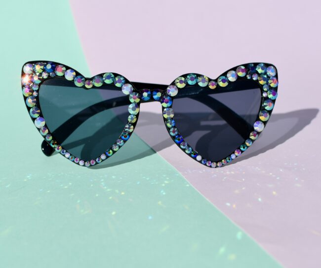 Sydämen muotoiset mustat aurinkolasit timanttikoristeilla titiMadam Sydämen malliset mustat timantti aurinkolasit titiMadam Jewelry