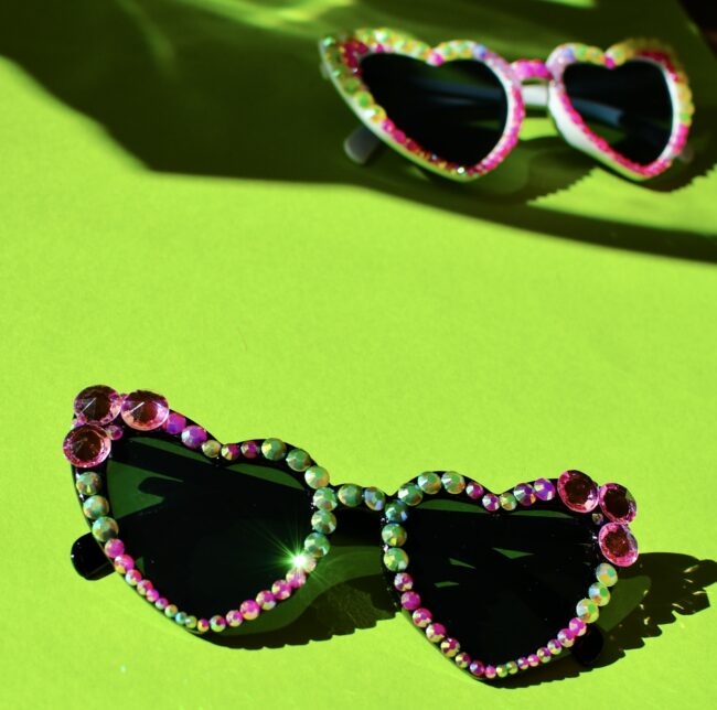 Sydämen muotoiset timanttikoristellut mustat aurinkolasit titiMadam Jewelry Sydämen muotoiset timanttikoristellut mustat aurinkolasit titiMadam Jewelry