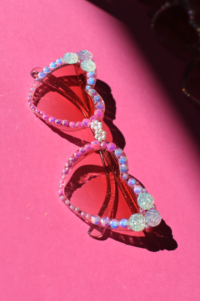 Sydämen malliset vaaleanpunaiset aurinkolasit helmi ja timanttikoristeilla titiMadam Sydämen malliset vaaleanpunaiset aurinkolasit helmi ja timanttikoristeilla titiMadam