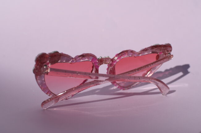 Sydämen malliset vaaleanpunaiset aurinkolasit helmi ja timanttikoristeilla titiMadam Sydämen malliset vaaleanpunaiset aurinkolasit helmi ja timanttikoristeilla titiMadam