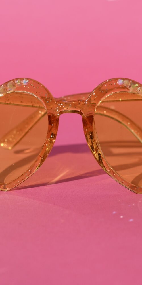 Sydämen malliset aurinkolasit timantti keltaiset kehykset