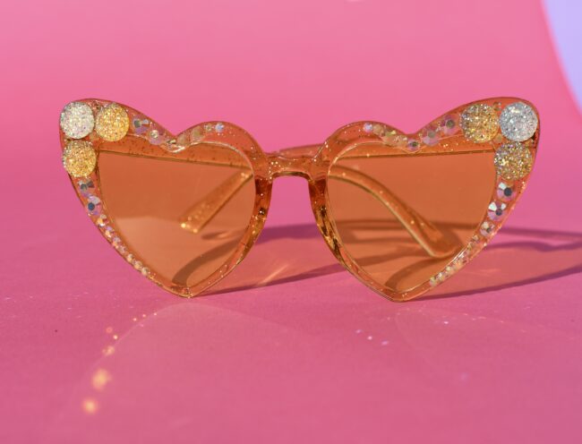 Sydämen malliset aurinkolasit keltaiset kehykset 1 Sydämen malliset aurinkolasit timantti keltaiset kehykset