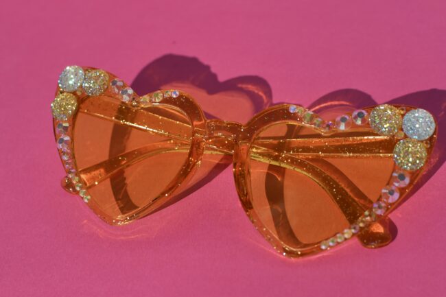 Sydämen malliset aurinkolasit keltaiset kehykset titiMadam Sydämen malliset aurinkolasit keltaiset kehykset titiMadam