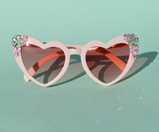 Sydämen malliset vaaleanpunaiset aurinkolasit timanttikoristeilla titiMadam Jewelry 16 Sydämen malliset vaaleanpunaiset aurinkolasit vihreä kukka timanttikoristeilla titiMadam Jewelry